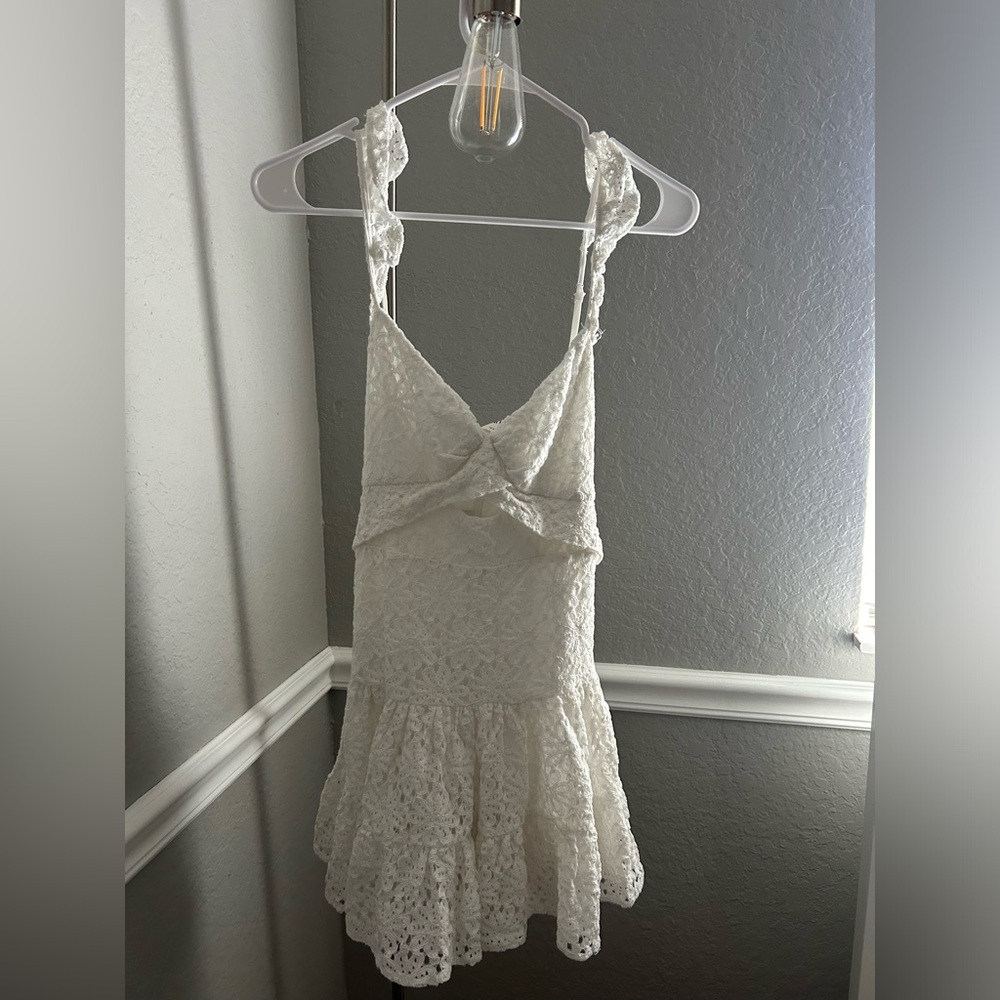 Super cute white dress, only worn once:))
